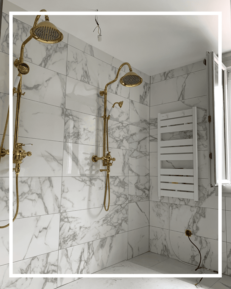 mur en marbre dans la douche