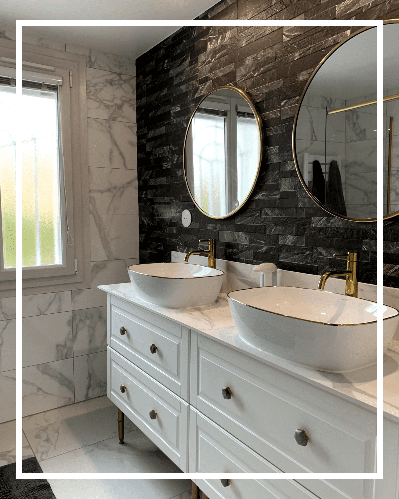 salle de bain avec mur en pierre double vasque blanche