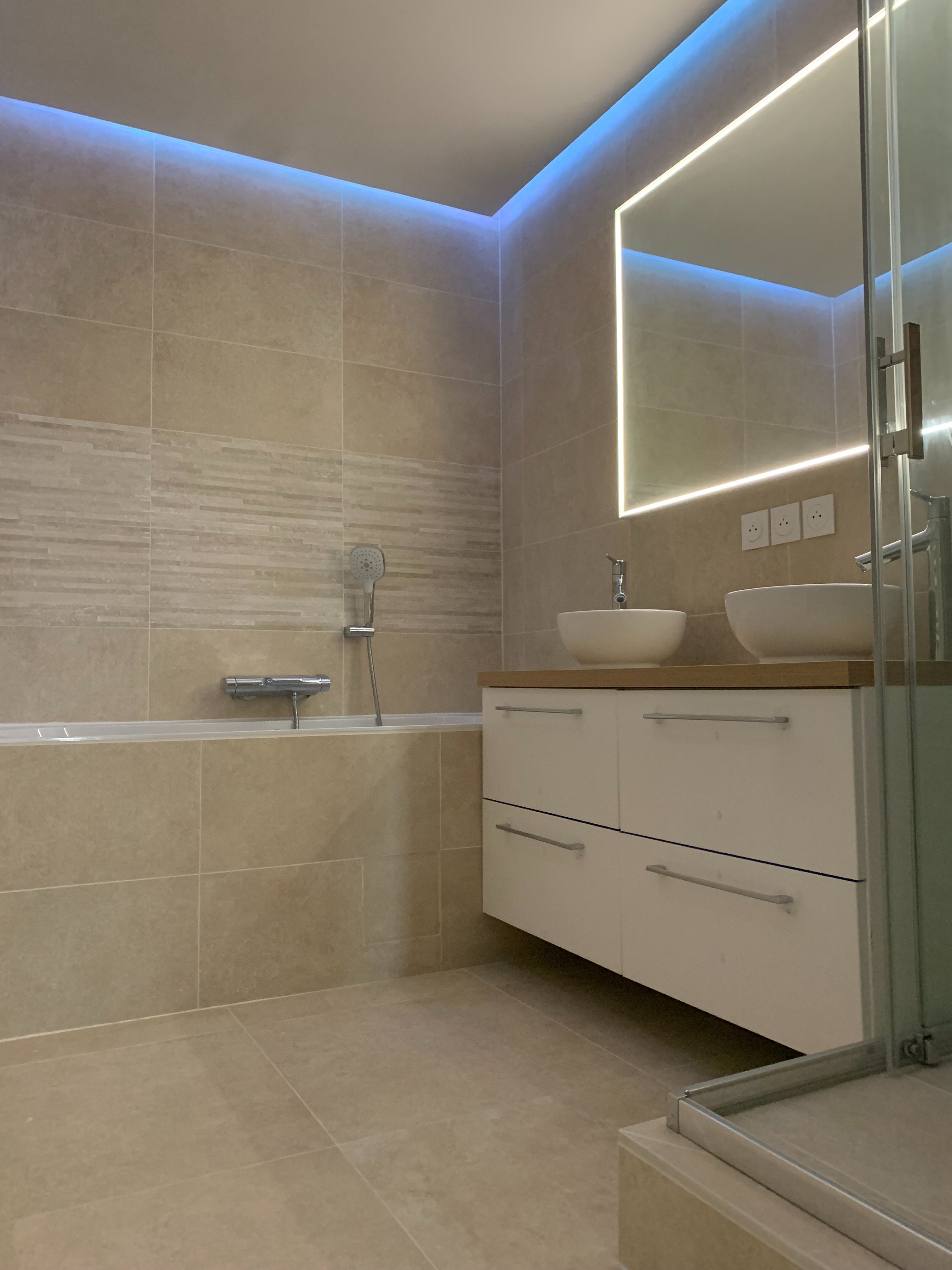 salle de bain avec installations LED