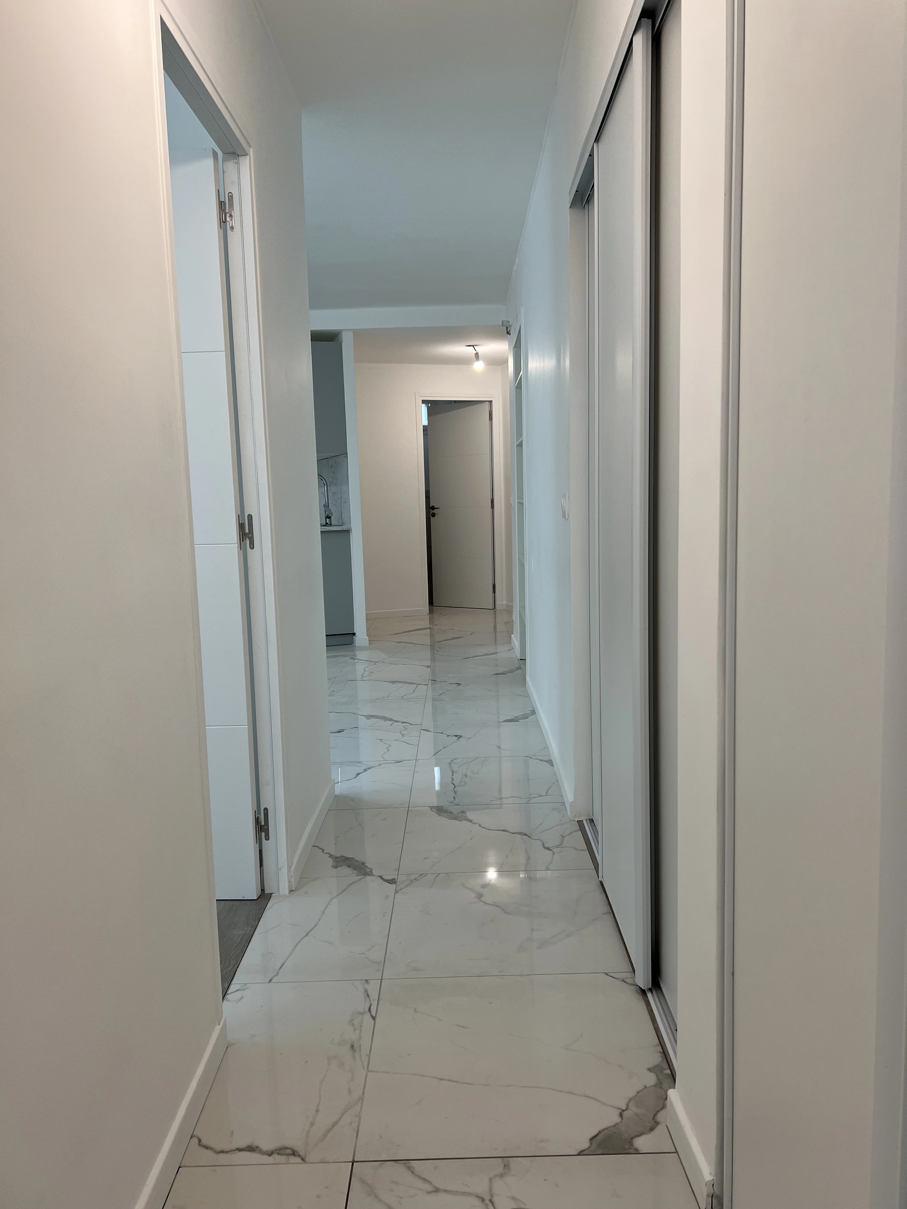 couloir blanc et sol en marbre